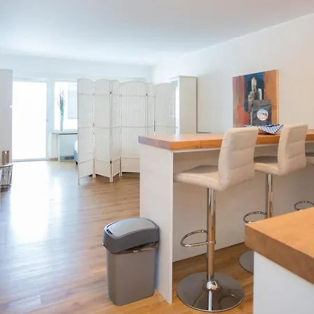 Welcome In - In Mit Balkon Und Abstellraum דירה